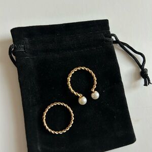 Gold twisted ring with pearl set